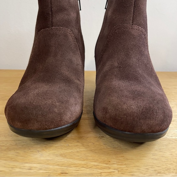 Clarks Crystal Quartz Brown Suede Leather Wedge Chelsea Boots Booties Size 7.5W - Picture 7 of 15